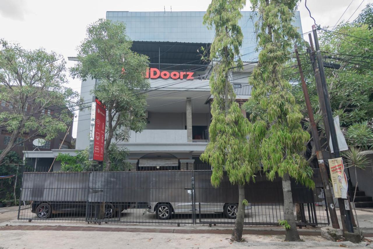 Отель Reddoorz Near Exit Toll Pasteur 4 Бандунг Экстерьер фото
